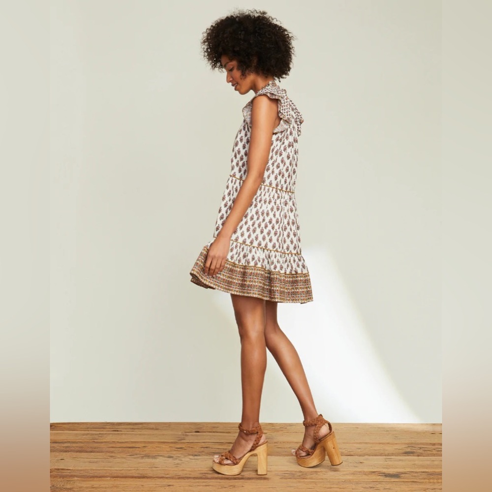 AMOURA BOHO-FLORAL MINIDRESS
Size:4
Color: Cream Multi